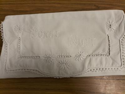 POCHETTE DE LINGE BRODEE