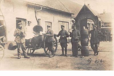 Militaria N�59715 Foto Karte Gruppe Szene Front Tranch�e Tonneaux