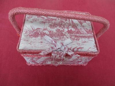 BOITE A COUTURE VINTAGE - TISSU ROUGE TOILE DE JOUY - TBE