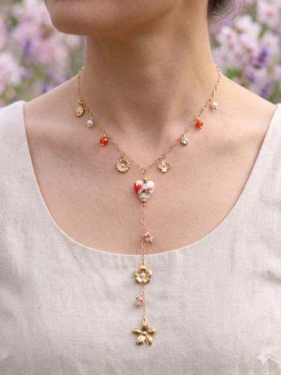 Collier plongeant perles de porcelaine