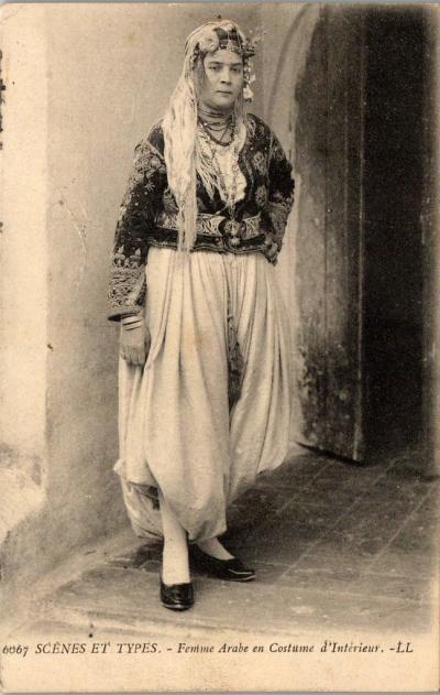 ALGERIE   Scenes et types, femme en costume d'interieur
