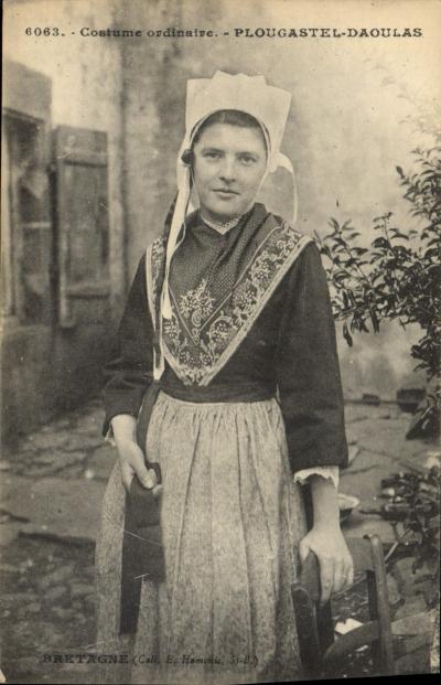 Femme en costume ordinaire   PLOUGASTEL DAOULAS   Bretagne (Call. E. Harmonie, S