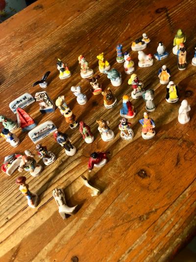 F�ves  porcelaine , lot  de  45  pi�ces , (personnages , animaux) Tr�s bon �tat.