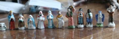 lot de 12 feves creche santon  roi mage ange berger vache ... (6)