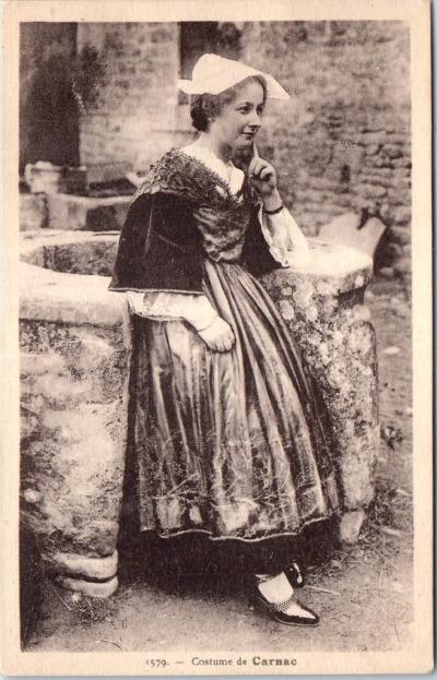 56 CARNAC   costume