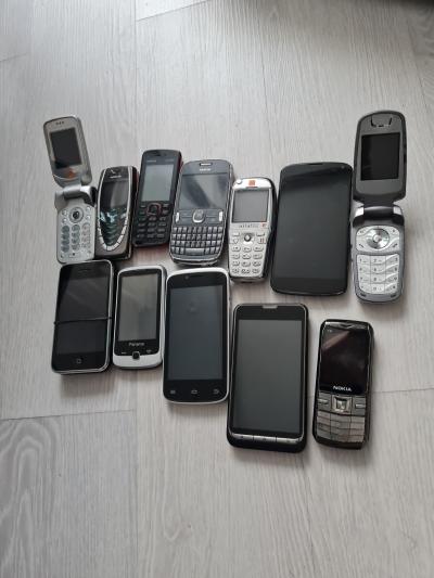 LOT DE 12 T�L�PHONES PORTABLES  H.S. POUR PI�CES.