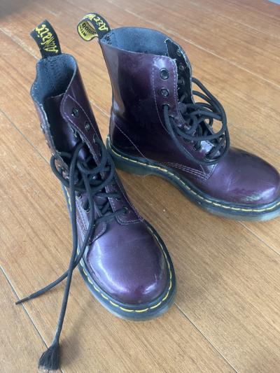 doc martens 36, en cuir vernis, en bonne �tat, violet