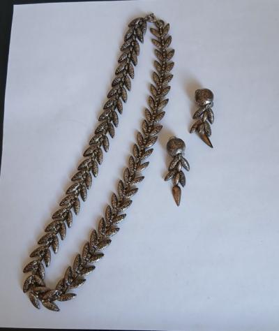 PARURE COLLIER et BOUCLES d'OREILLES d�but XX, �pis de ma�s cisel�s .