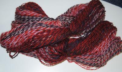 Lot de deux �cheveaux de laine m�rinos et laine rouge , bordeaux nuanc�