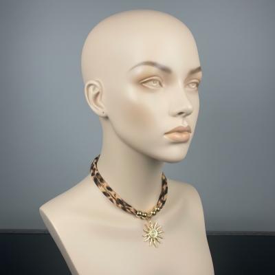 Collier en tissu avec pendentif en acier inoxydable   Bijou tendance et original