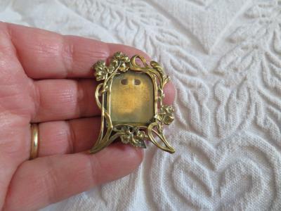 ancien mini cadre photo � d�cor de fleur de Lys en laiton dor� art nouveau