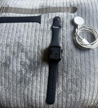 Apple Watch SE (2022) 40mm Bo�tier en Aluminium Minuit avec Bracelet Sport
