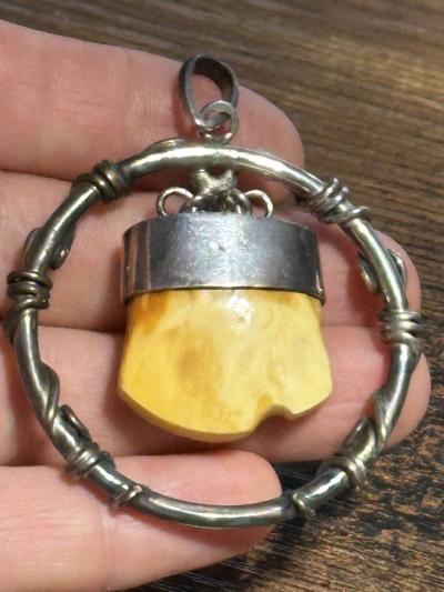 Grand pendentif vintage en argent 925 et v�ritable ambre blanc de la Baltique