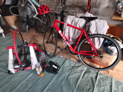 velo route avec home trainer tres bon etat