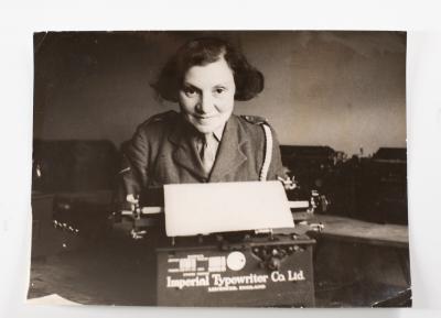 Official British Press Photo Militaria 1945 15X21Cm Typewriter