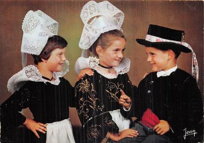 29 QUIMPERLE PETITS ENFANTS EN COSTUME