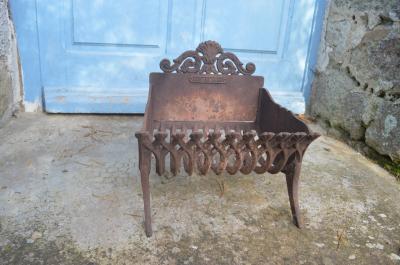 Petit Porte B�ches Chemin�e Chenets Fonte Dimensions: 35,5x27x32cm