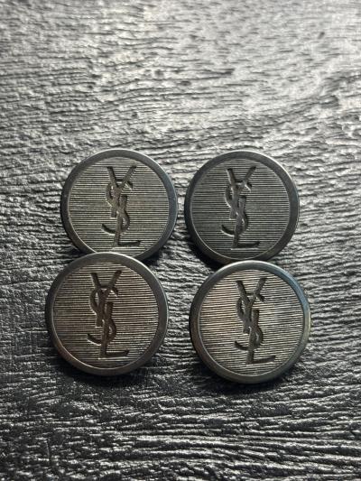 Lot vintage de 4 boutons Yves Saint Laurent en m�tal
