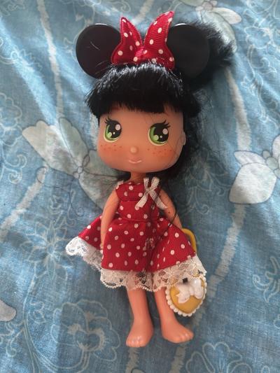Poup�e style Minnie, oreilles noires, robe rouge � pois, sac