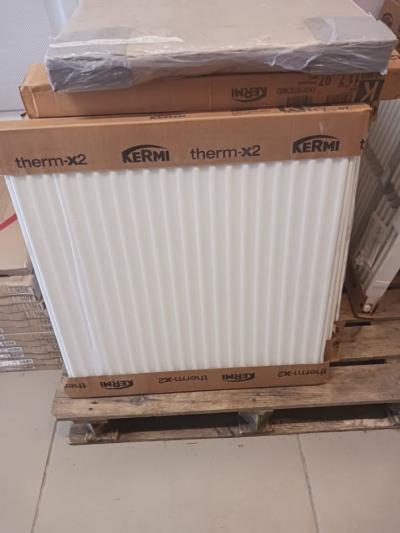Lot de 13 radiateurs � eau neufs chauffage central   thermostatiques