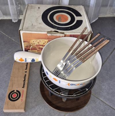 Service � fondue Savoyarde en fonte �maill�e LE CREUSET d�cor montagne Vintage