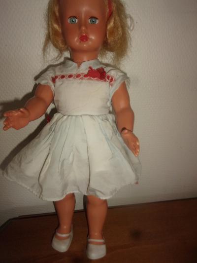 poup�e ancienne en rhodoid 40 cm peut etre BELLA
