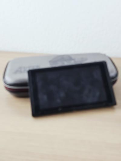 Nintendo Switch console portable avec �tui de transport SANS AUCUN ACCESSOIRES