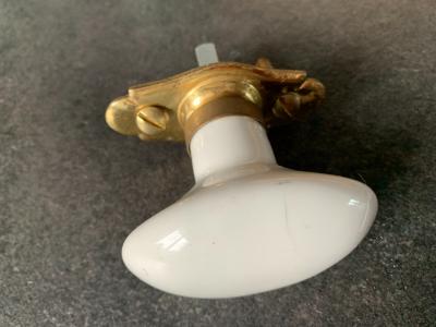 Poign�e de fen�tre � bouton porcelaine ovale
