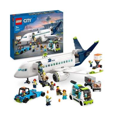 LEGO City 60367 L'Avion de Ligne, Jouet avec Bus de l'A�roport, Remorqueur, Cami