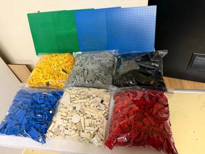 Gros lot LEGO   6 sacs de 1 kg tri�s par couleur   4 grandes plaques