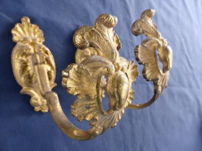 2 embrasses rideaux anciennes d�coration laiton dor� ajour� HT 13,5 cm