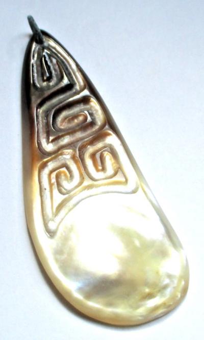 Ancien grand superbe Pendentif en nacre v�ritable grav� bijou vintage 250
