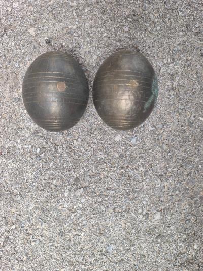 Paire de boules anciennes en m�tal   belle patine