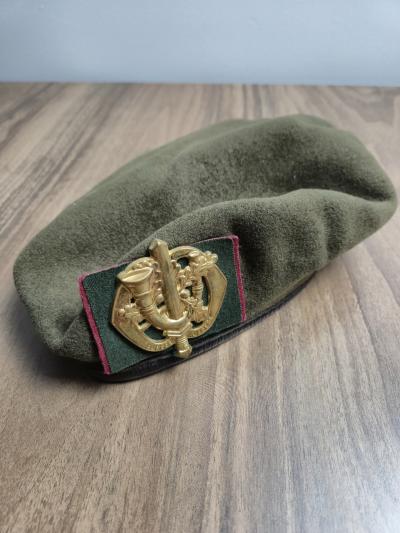 B�ret arm�e n�erlandaise, chasseurs limbourgeois PRETA 1986, taille 60, insigne KL