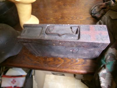 tr�s rare boite m�dicale mg 42 vide ww2 normandie bon �tat