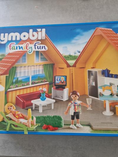 PLAYMOBIL Family Fun 6020 Maison   B�timents en plastique   71 pi�ces 4 10 ans