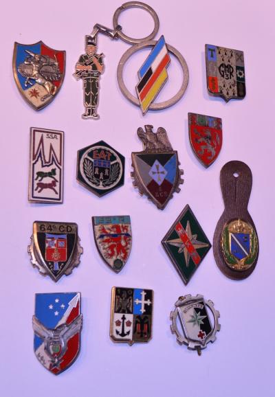 13 INSIGNES REGIMENTAIRES ORIGINALES  FRANCAISES    1 PORTE CLEFS INSIGNE BERET