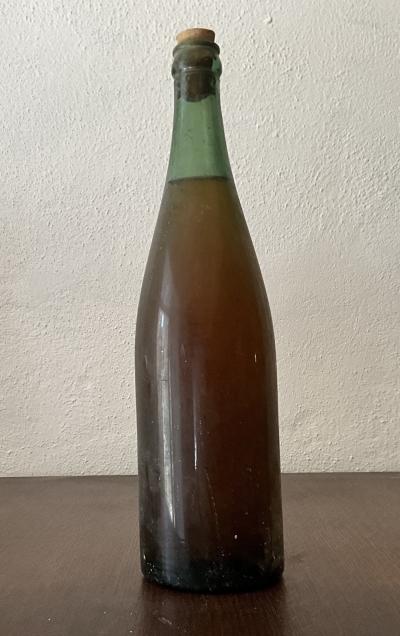 Bouteille de vin de Noah   Corse    fabrication familiale   env. 90-100 ans