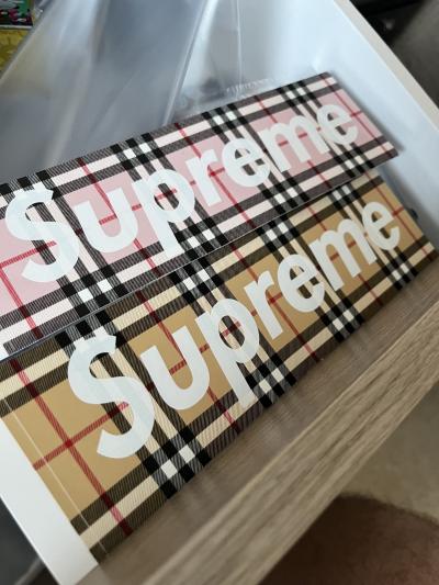 Supreme X Burberry Lot 2 autocollants