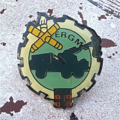 Insigne-pin militaria ERGM avec v�hicule et �p�es, couleurs vert-jaune