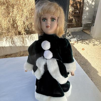 Poup�e blonde yeux verts style Pierrot noire et blanche 31 cm avec v�tements