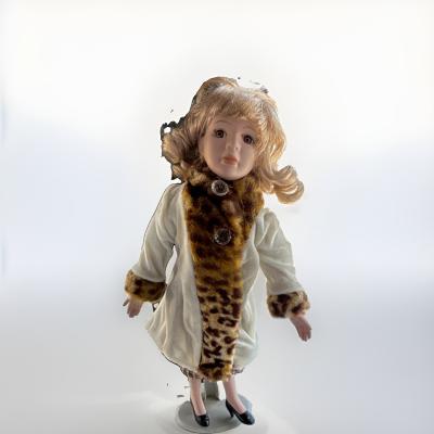 Poup�e porcelaine fille manteau blanc �charpe fourrure l�opard socle