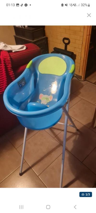 B�b� Confort baignoire b�b� sur pied pliable avec support-pieds bleu vert