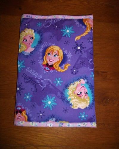 Prot�ge carnet de sant�, b�b� -enfant. Tissu matelass� La Reine des Neiges Neuf