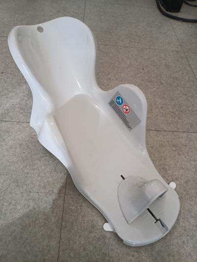 Si�ge de bain b�b� - si�ge baignoire en plastique blanc avec ventouses