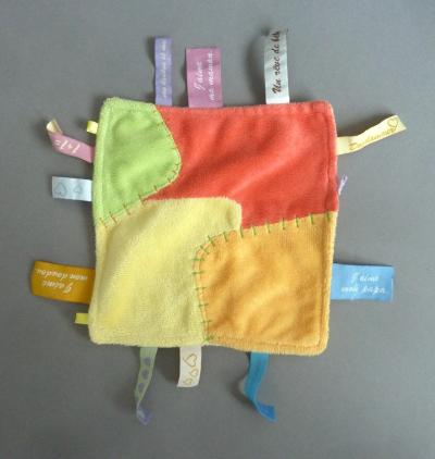 se: Doudou plat CMP UN REVE DE BEBE �tiquettes rouge rose jaune vert orange TTBE