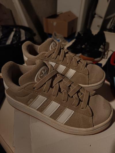 adidas Campus enfant unisexe daim beige-blanc lacets semelle caoutchouc EU 33