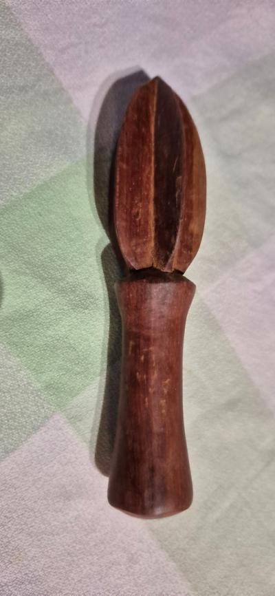 presse agrumes manuel en bois de manguier de Madagascar