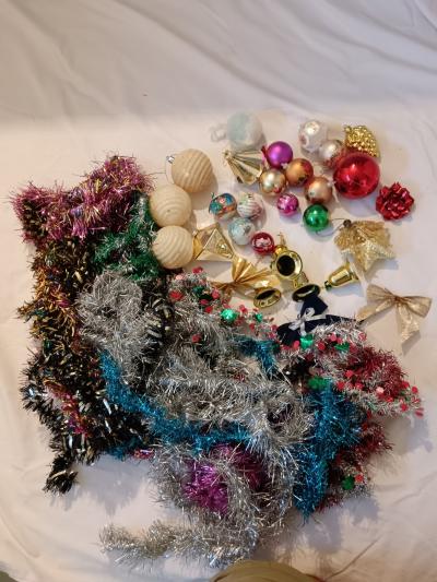 Lot d�corations de No�l multicolores : guirlande, boules rondes, n uds dor�s