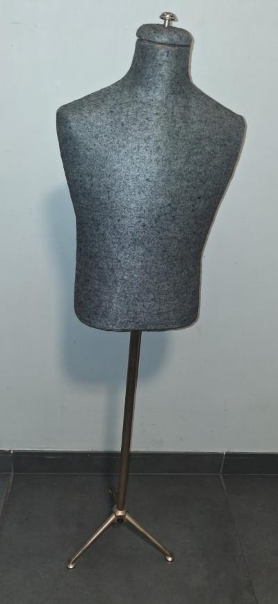 Mannequin de couture buste torse tissu gris sur pied tr�pied